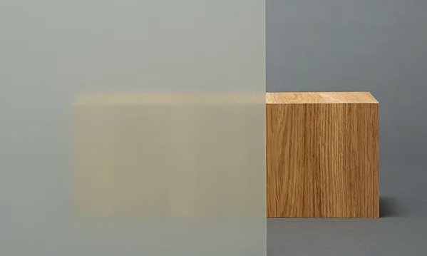 磨砂玻璃的透光率很低，霧度比較大